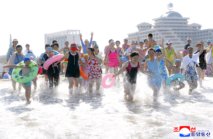 10-인민의 기쁨 넘쳐나는 동해의 명사십리-원산갈마해안관광지구